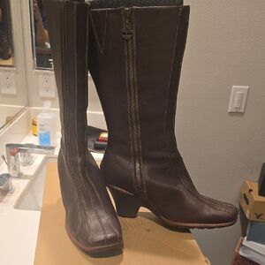 Timberland Dark Brown Leather Mid-Calf Heeled Boots with Zip